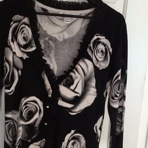 Cute sweater black and white flowers